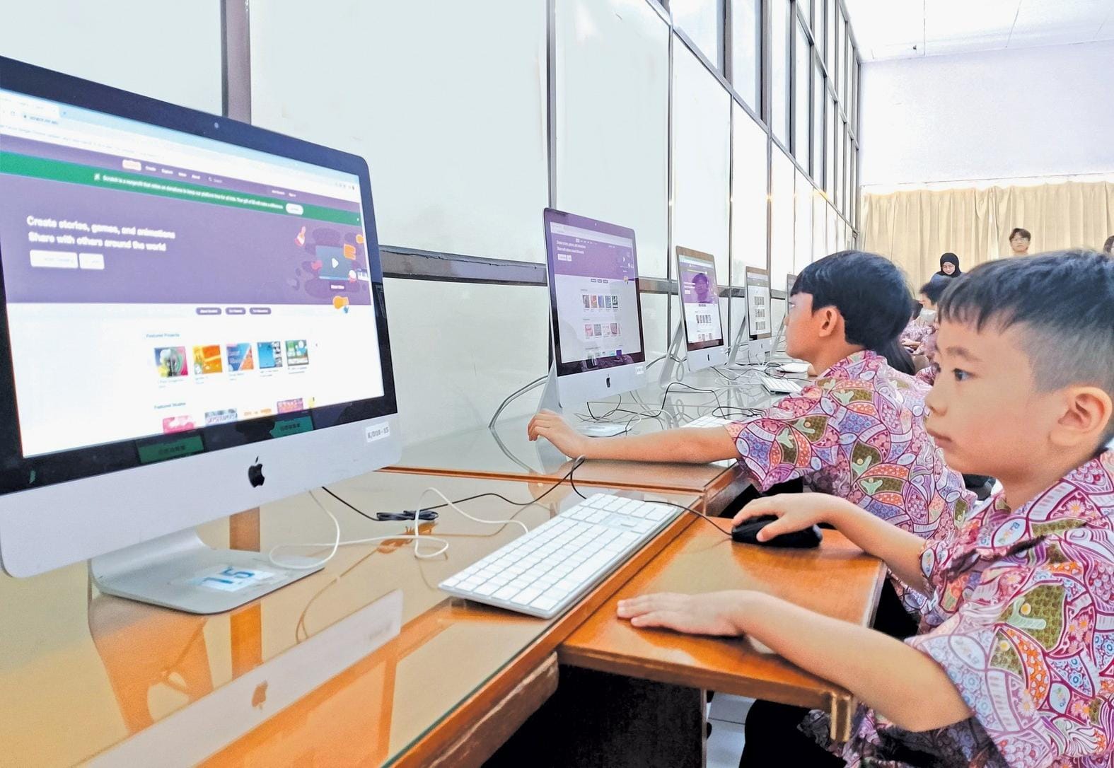 ANTUSIAS: Siswa SD Kristen Petra 10 mengikuti sesi program One Stop Learning (OSL) bersama COTHA, melalui platform interaktif seperti Scratch.