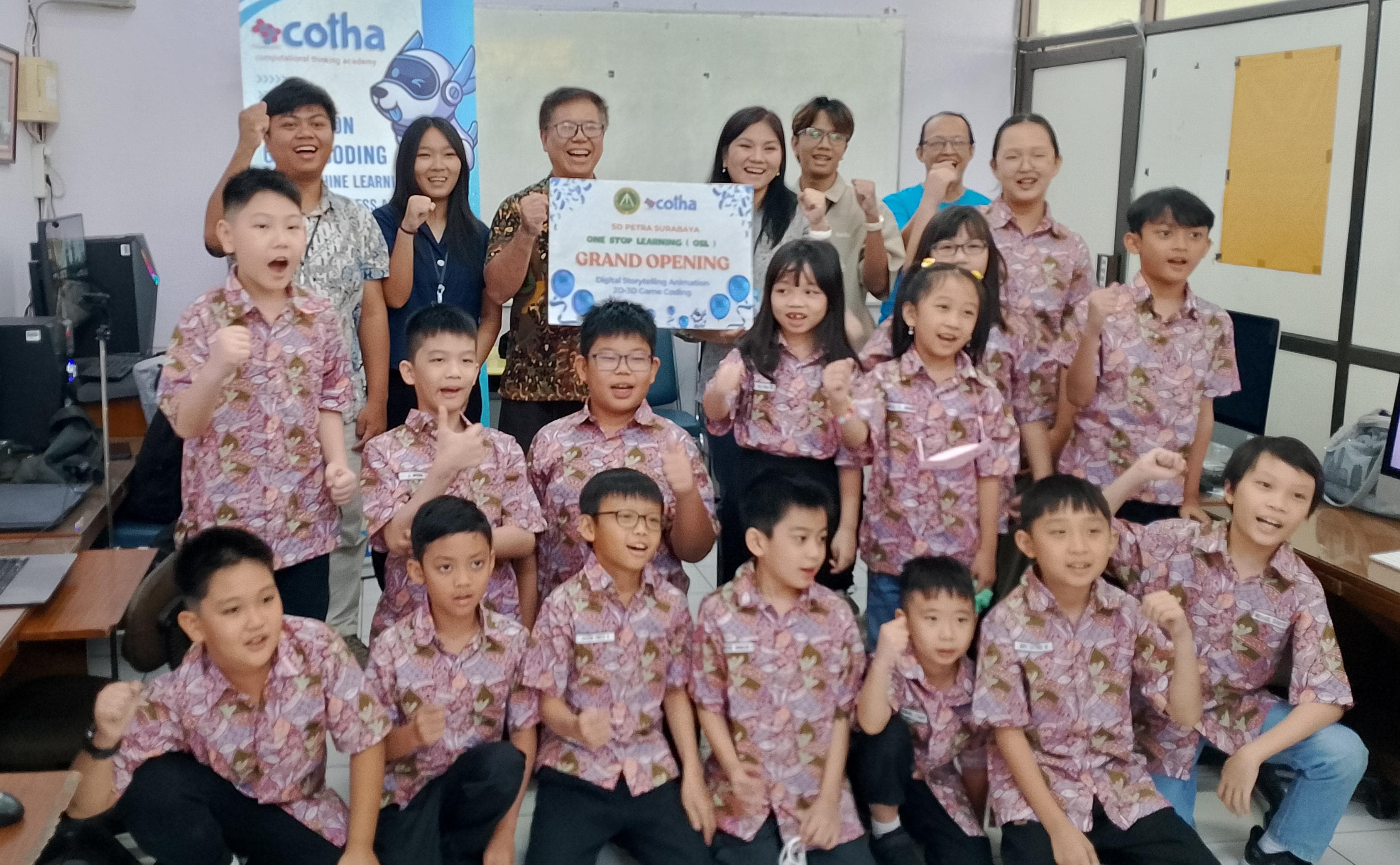 CERIA: Pembukaan program One Stop Learning (OSL) kolaborasi PPPK Petra dan COTHA. Peserta memulai petualangan belajar teknologi melalui animasi digital dan game coding, didampingi oleh para guru.