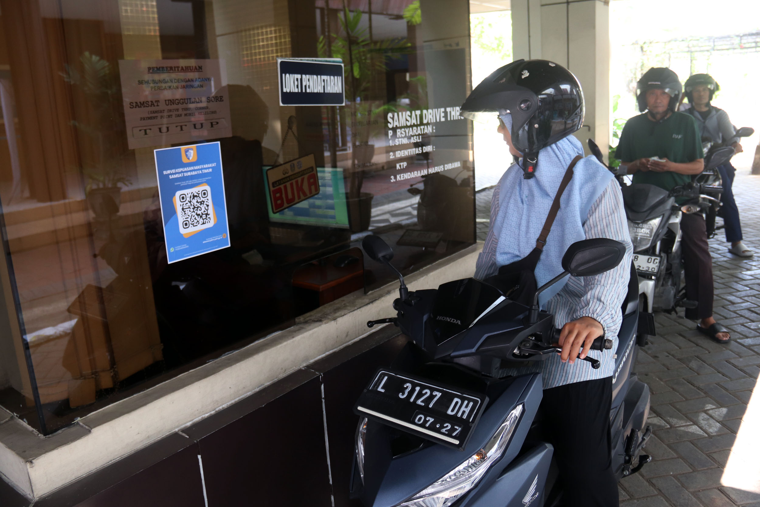 Masyarakat saat membayar pajak kendaraan di Samsat Drive Thru.