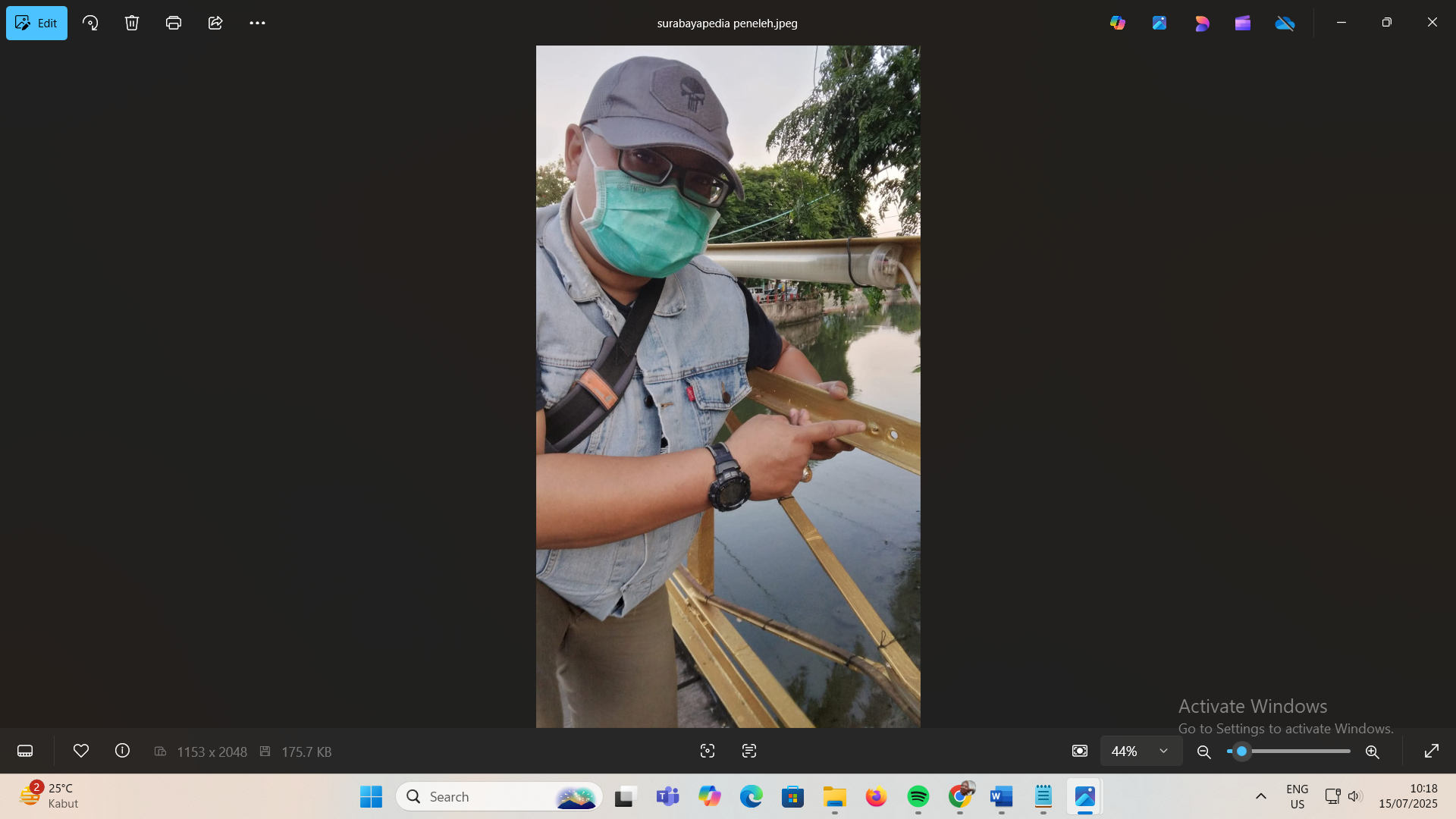 BERLUBANG: Ketua Begandring Soerabaia Achmad Zaki Yamani menunjukkan dua lubang bekas tembakan di Jembatan Peneleh, Surabaya