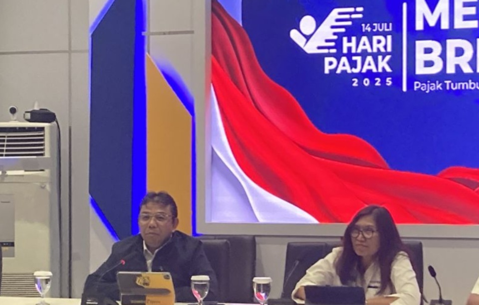 Staf Ahli Menteri Keuangan Bidang Kepatuhan Pajak Yon Arsal dan Direktur Penyuluhan, Pelayanan, dan Humas DJP Rosmauli dalam jumpa pers di Jakarta, Senin (14/7/2025) malam.(ANTARA/Imamatul Silfia
