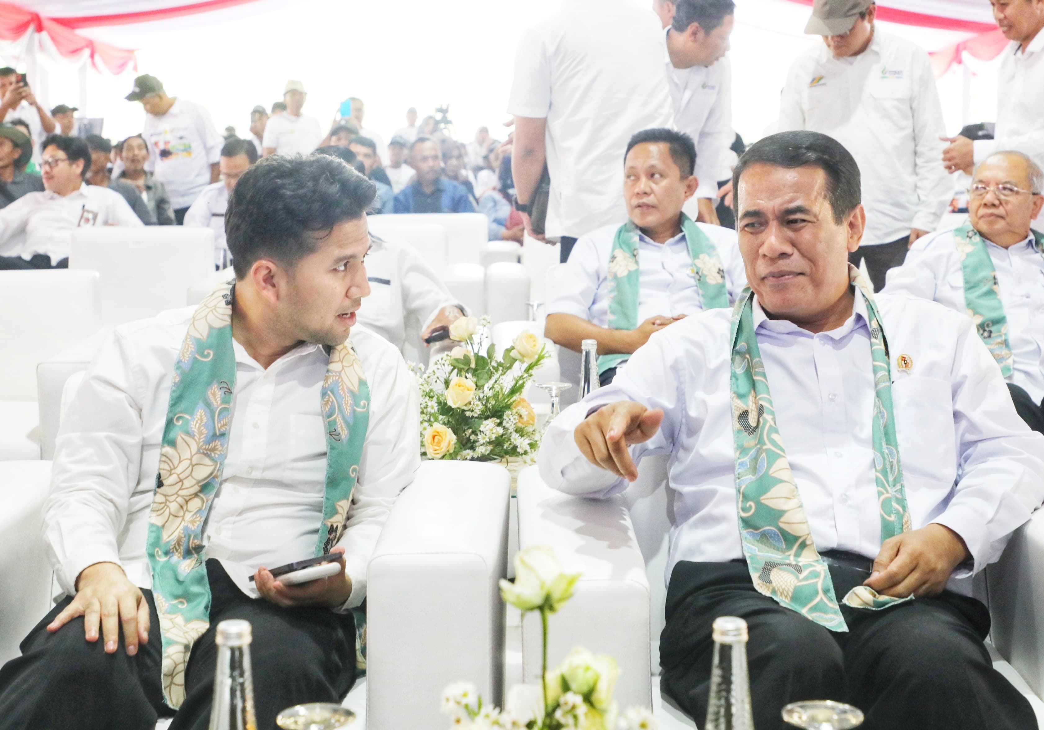 Wagub Jatim Emil Elestiamto Dardak&nbsp;saat mendampingi Menteri Pertanian Andi Amran Sulaiman mengunjungi Pabrik Gula Pesantren Baru Kediri, Selasa (15/7).