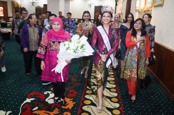 PUTERI INDONESIA : Gubernur Jatim Khofifah Indar Parawansa menyambut kedatangan Puteri Indonesia 2025 Firsta Yufi Amarta Putri di Gedung Negara Grahadi, Surabaya, Senin (14/7) malam.