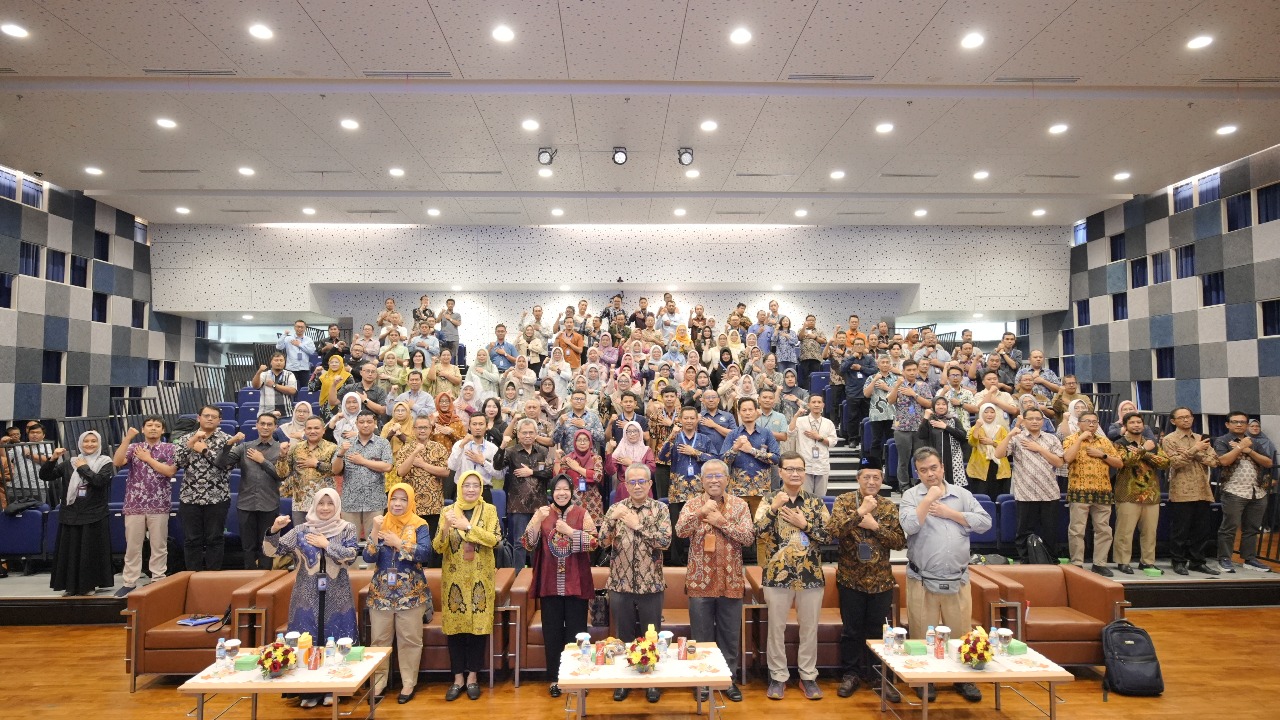 Mantan Menteri Sosial Tri Rismaharini   memberikan bekal kepada para pejabat di lingkungan ITS   dalam sekolah kepemimpinan, Selasa (15/7). (ITS)