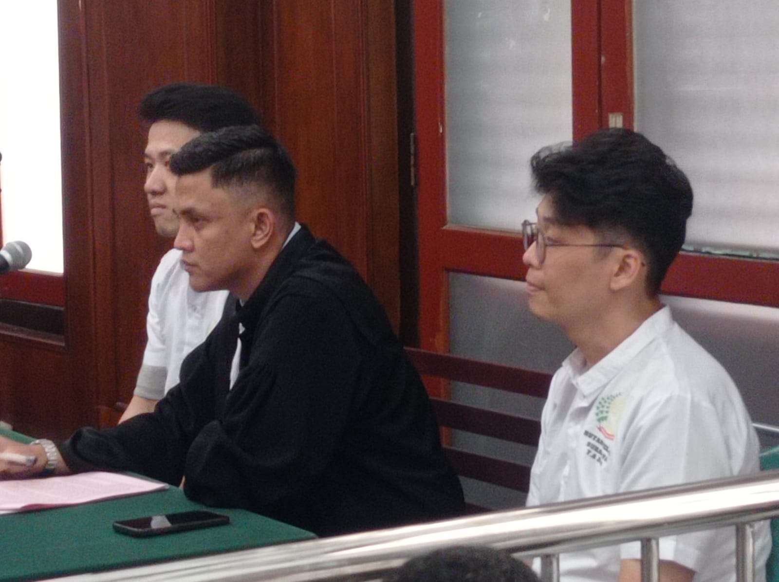Dua admin judi online disidangkan di PN Surabaya. (SURYANTO/RADAR SURABAYA)