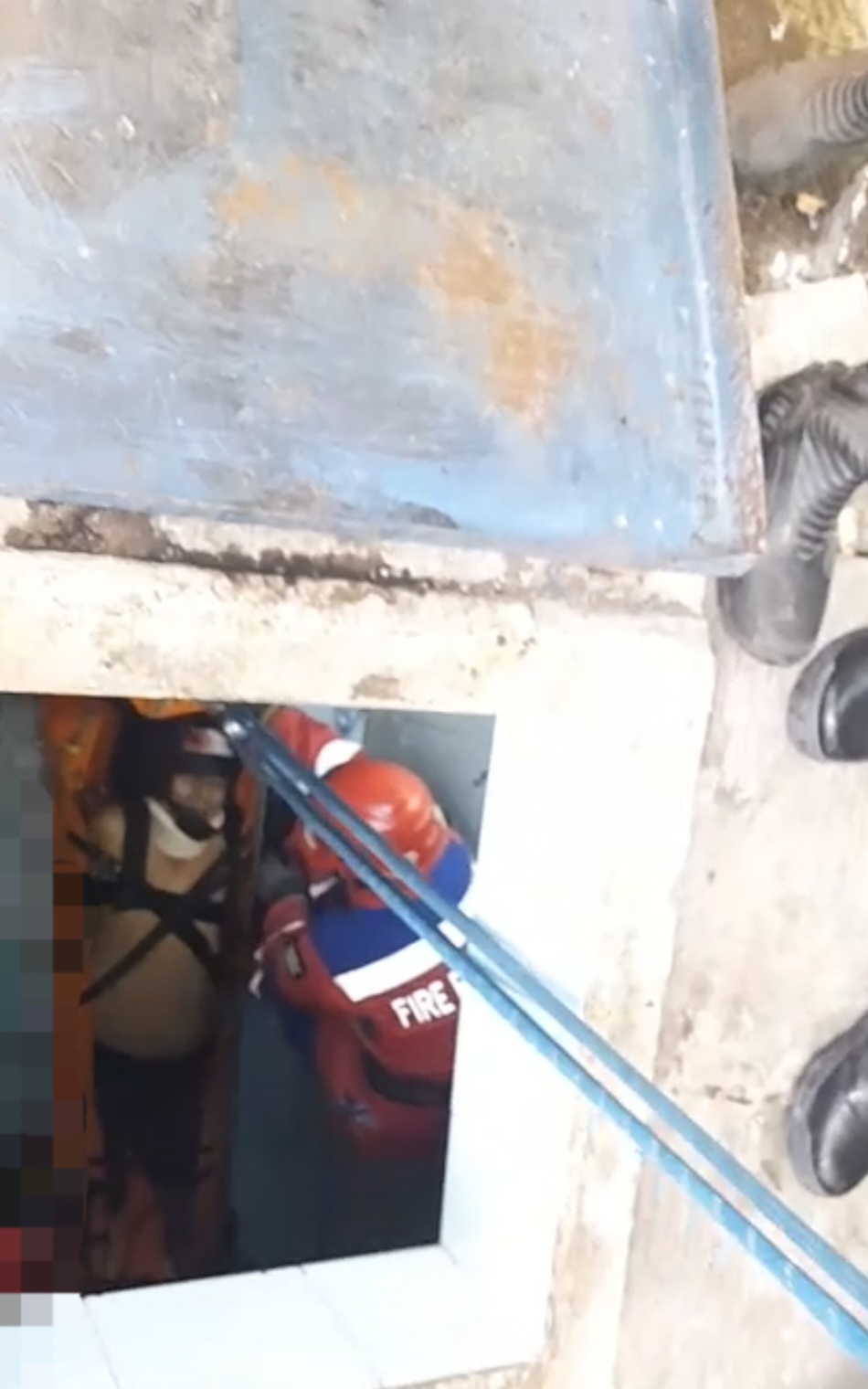 EVAKUASI : Petugas DPKP Surabaya saat mengevakuasi korban yang pingsan di dalam tendon air di rumahnya Jalan Tanah Merah, Surabaya. (IST/RADAR SURABAYA)