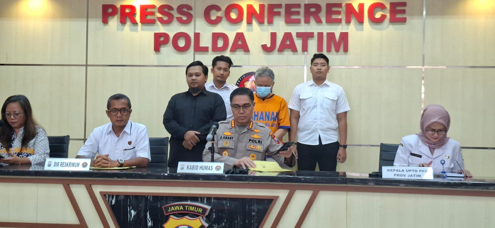 PROSES : Tersangka DBH yang berprofesi sebagai pemuka agama di Blitar ditahan Ditreskrimum Polda Jatim karena melakukan rudapaksa anak di gereja. (MAHRUS/RADAR SURABAYA)