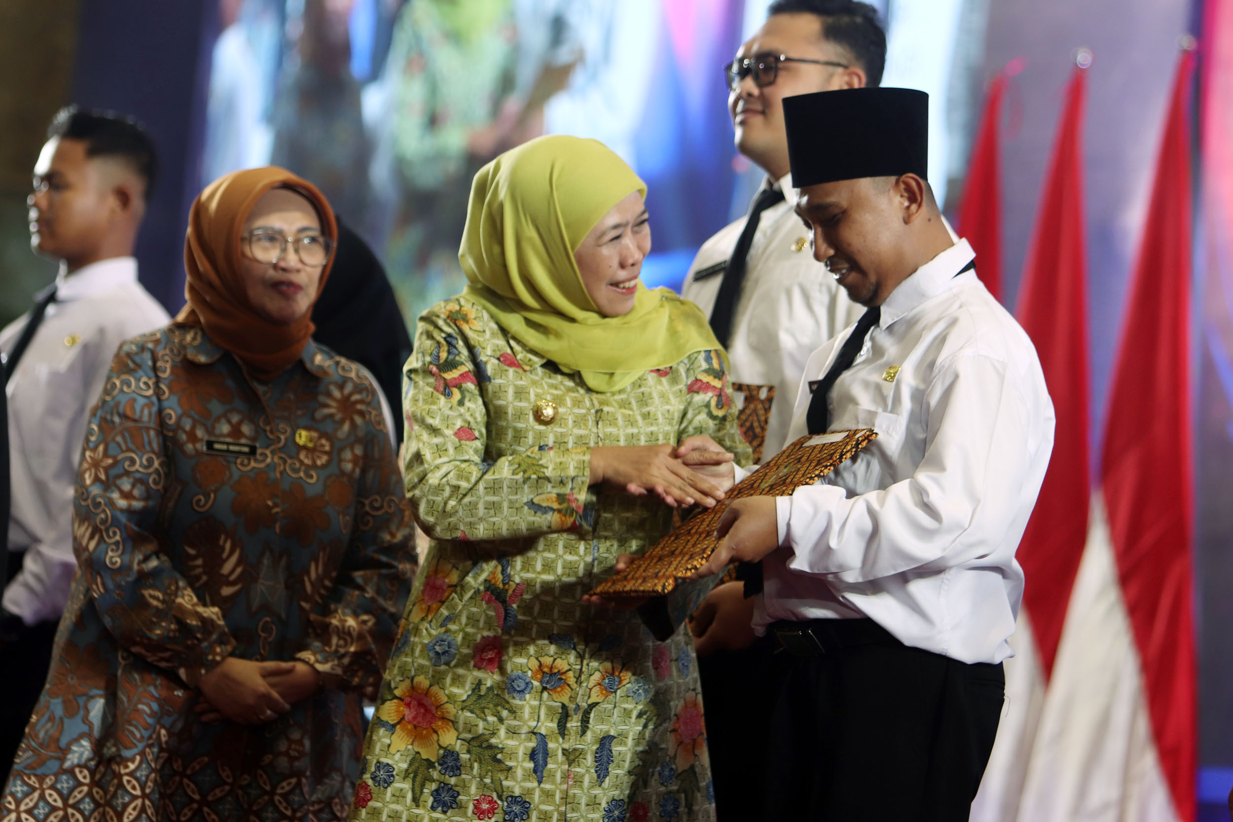 Gubernur Jatim Khofifah Indar Parawansa saat menyerahkan SK pengangkatan CASN PPPK di Gedung Graha Unesa Surabaya, Rabu (16/7).