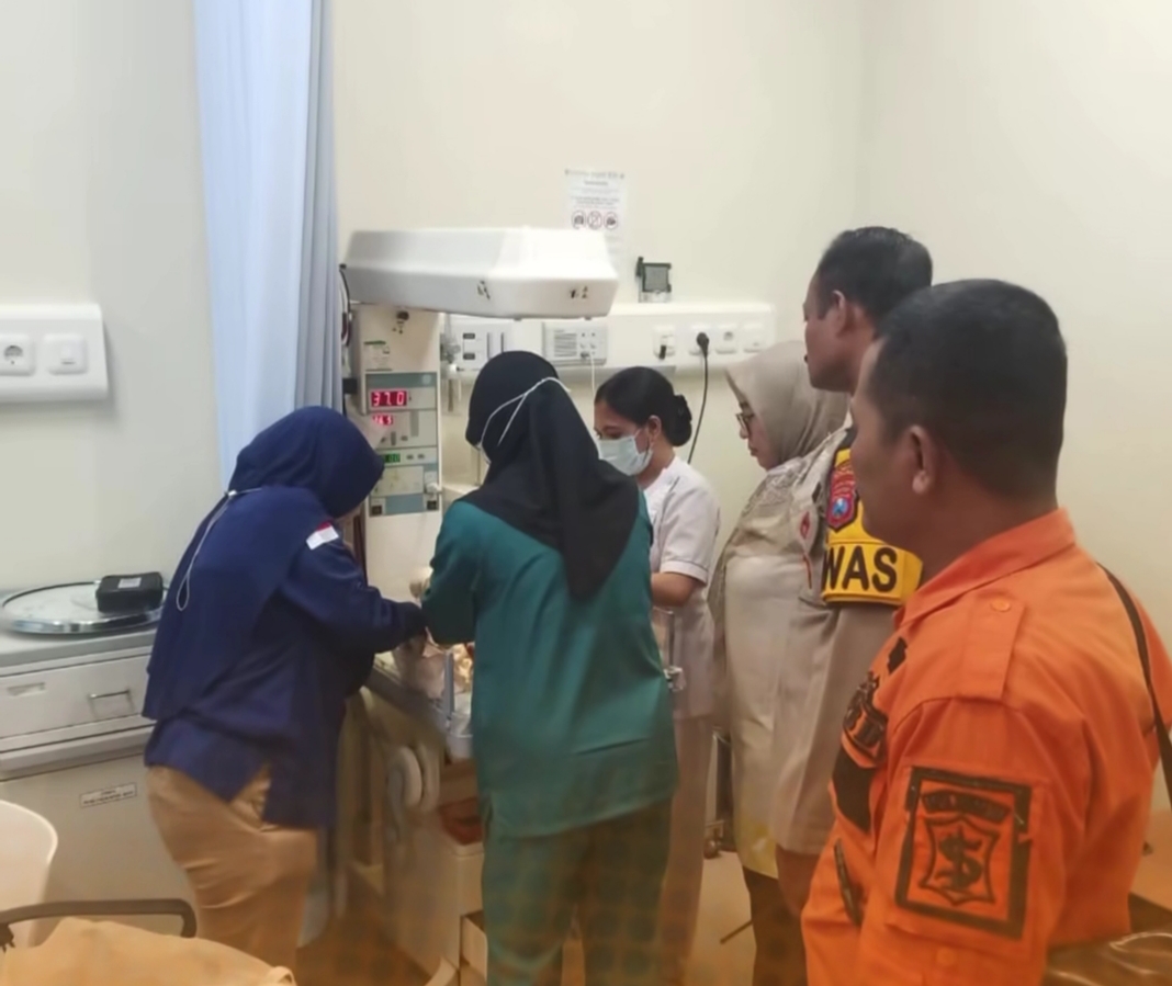 PENYELIDIKAN : Polisi masih mencari pelaku pembuang bayi di Jalan Babat Jerawat, Surabaya, ini menjadi kasus pembuangan bayi keenam di Surabaya. (IST/RADAR SURABAYA)