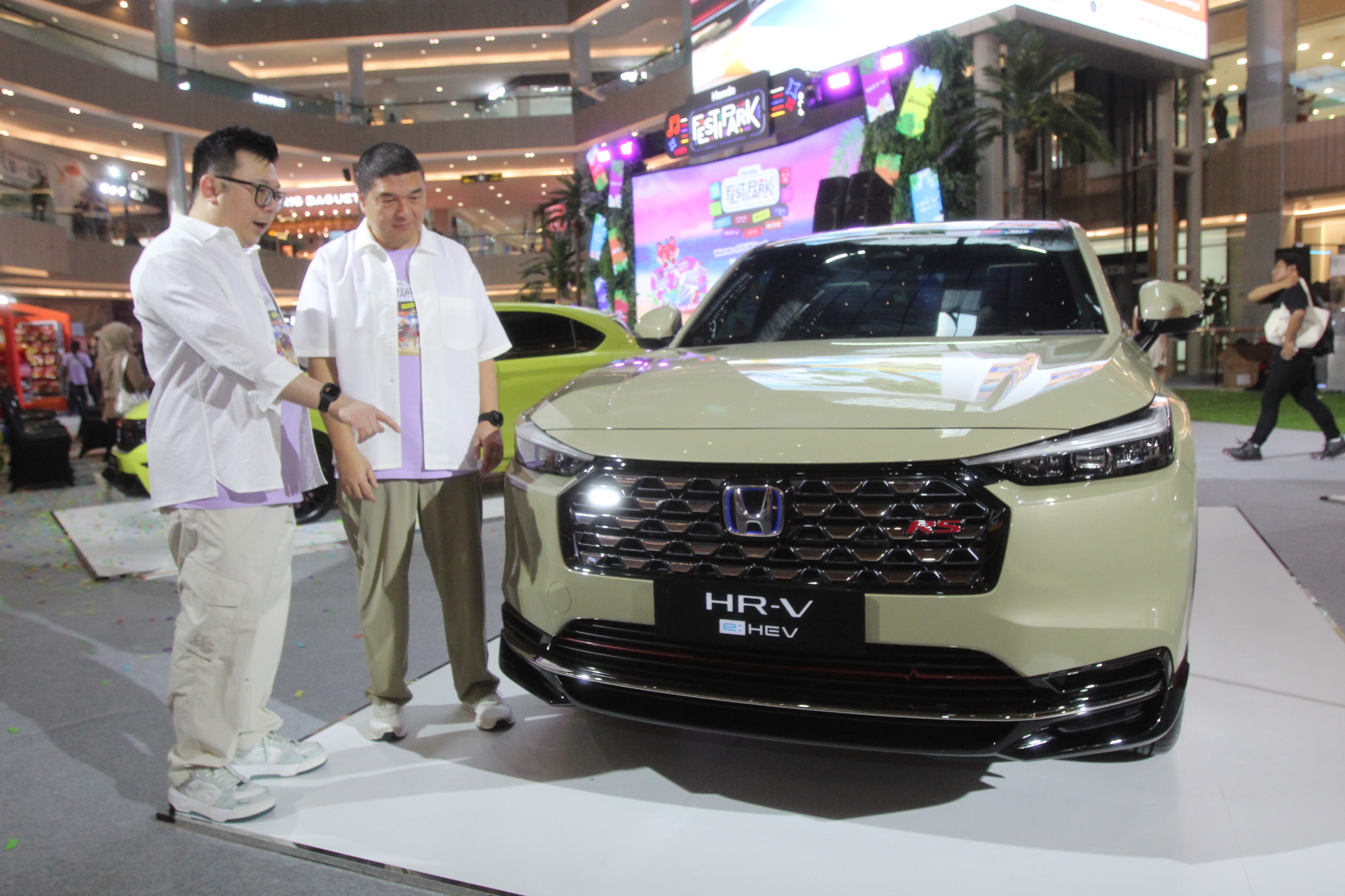 Wendy Miharja selaku Direktur Honda Surabaya center bersama Presiden Direktur Honda Surabaya Center, Ang Hoey Tiong saat pembukaan Honda Festipark 2025 di Surabaya.