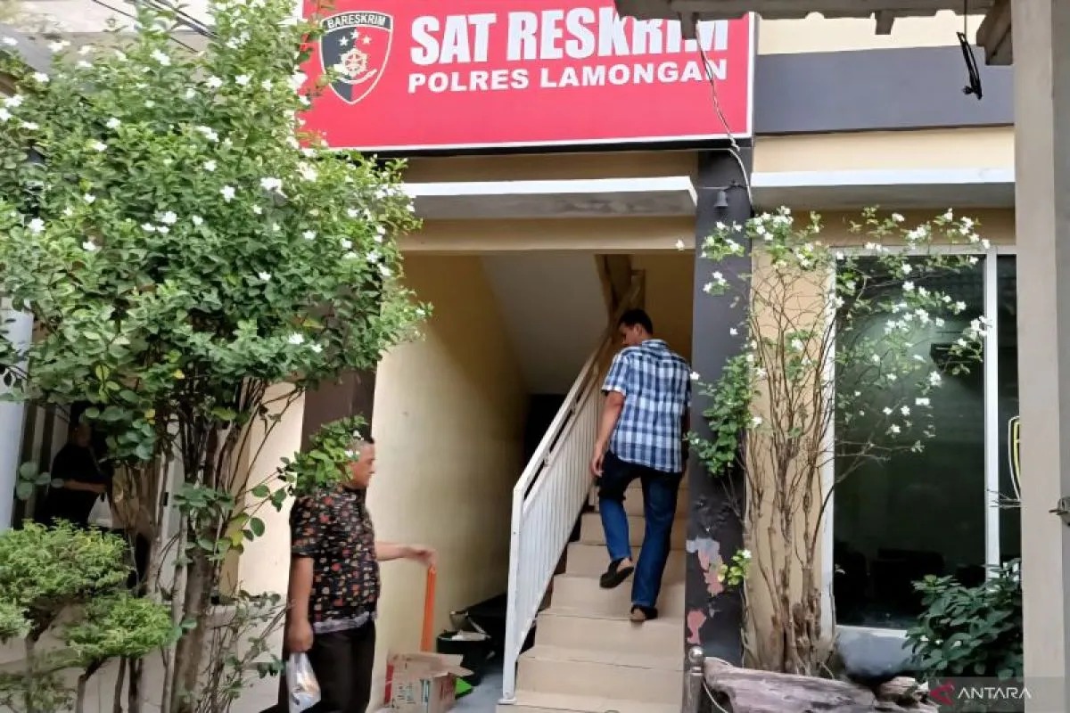 Sejumlah warga mendatangi ruang Satreskrim Polres Lamongan untuk keperluan pelaporan dan pemeriksaan perkara dalam penanganan sejumlah kasus pidana, termasuk dugaan asusila terhadap anak di Lamongan.