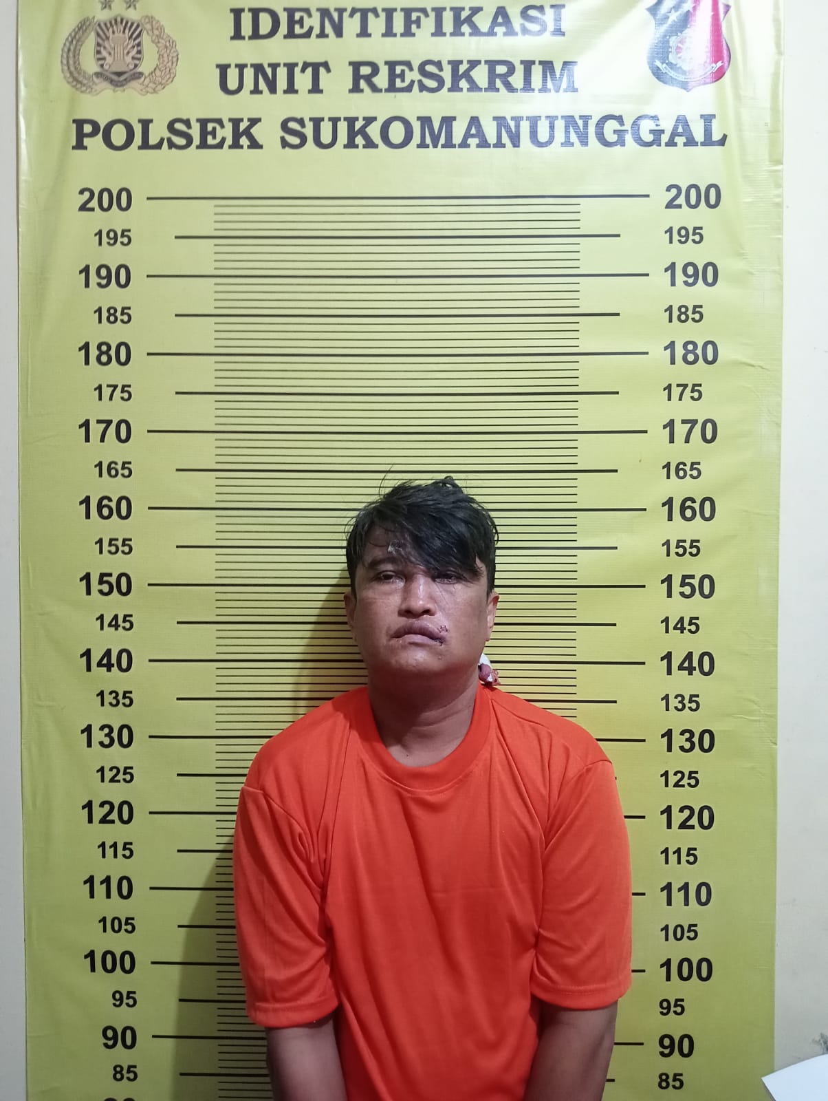 DITAHAN : Tersangka M diamankan di Mapolsek Sukomanunggal Surabaya.