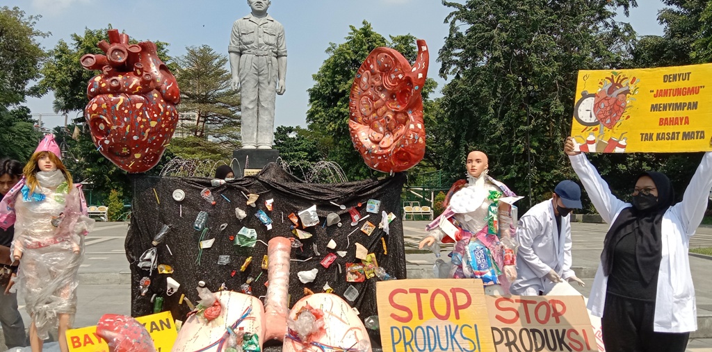 Unjuk rasa aktivis lingkungan di Surabaya terkait limbah plastik. (RAHMAT SUDRAJAT/RADAR SURABAYA)