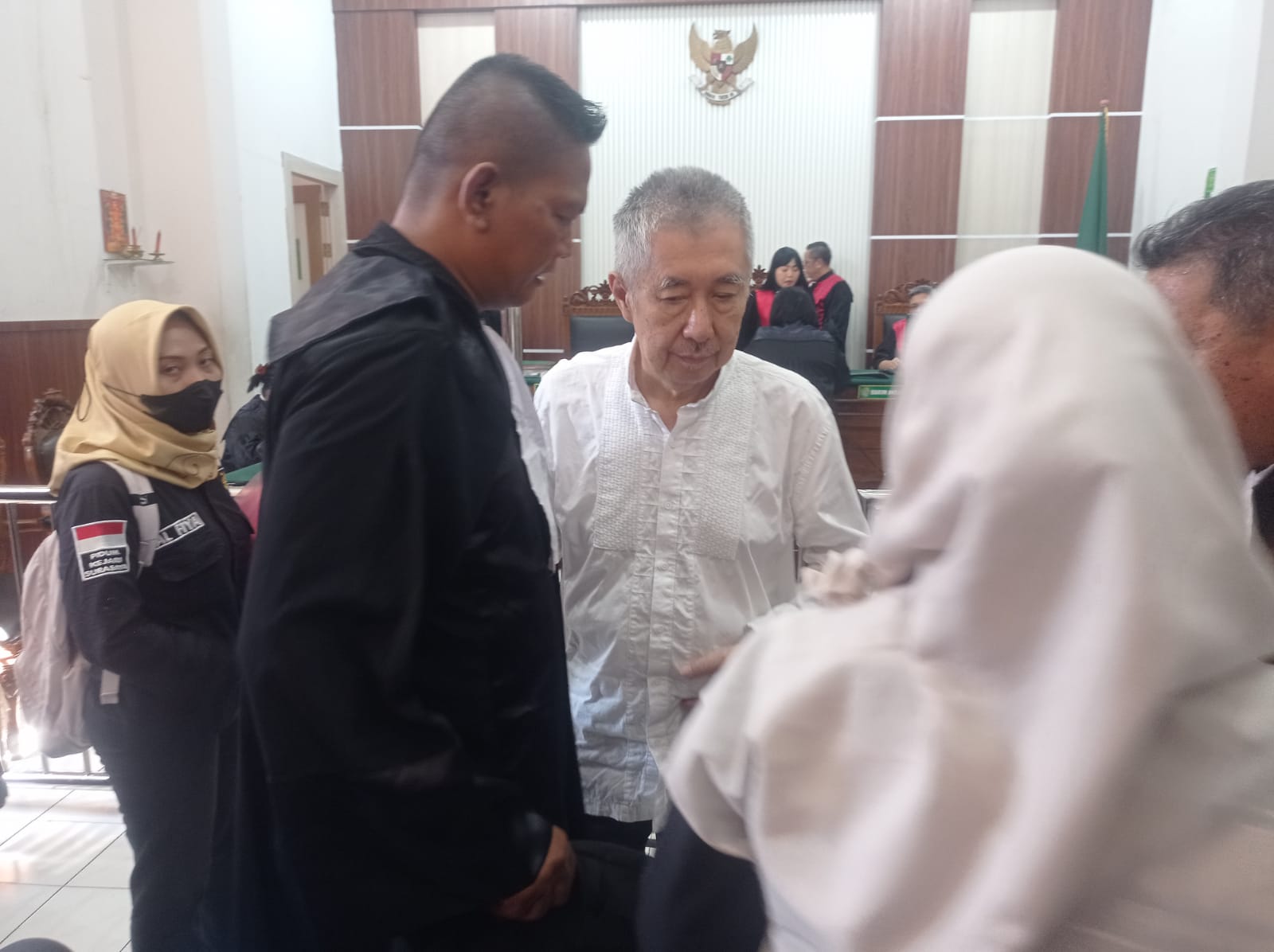 TERTUNDUK : Terdakwa Tan Andy saat divonis tiga tahun penjara oleh PN Surabaya. Ia terjerat kasus penggelapan jabatan sebagai manajer toko emas. (SURYANTO/RADAR SURABAYA)