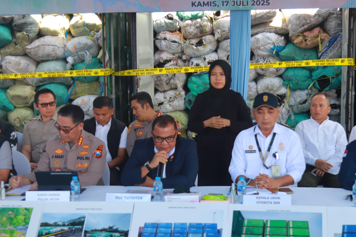 Konferensi pers di Surabaya terkait tambang batubara ilegal di IKN. (Suryanto/Radar Surabaya)