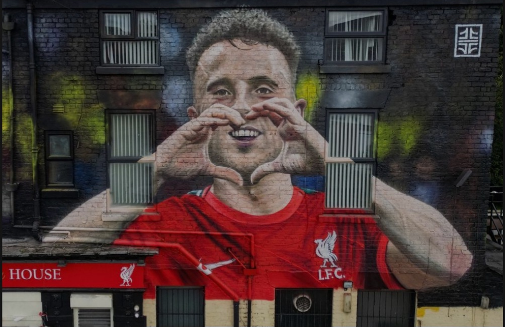 Mural mengenang Diogo Jota dari fans Liverpool.