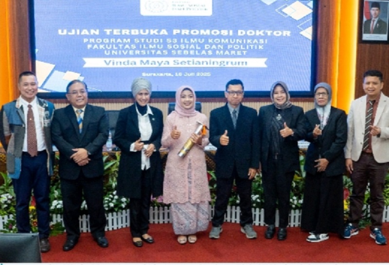 MEMBANGGAKAN: Promovendus Vinda Maya (tengah) bersama pimpinan Fisip UNS, dan jajaran dewan penguji yang terdiri dari pakar internal UNS, dan eksternal.
