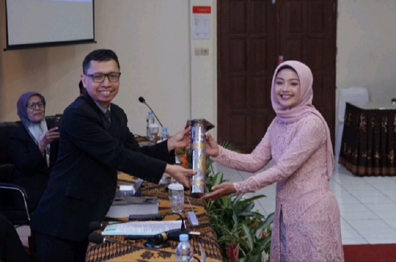 SUKSES: Promovenda saat prosesi yudisium kelulusan oleh Dekan FISIP UNS Dr. Didik Gunawan Suharto, MSi.