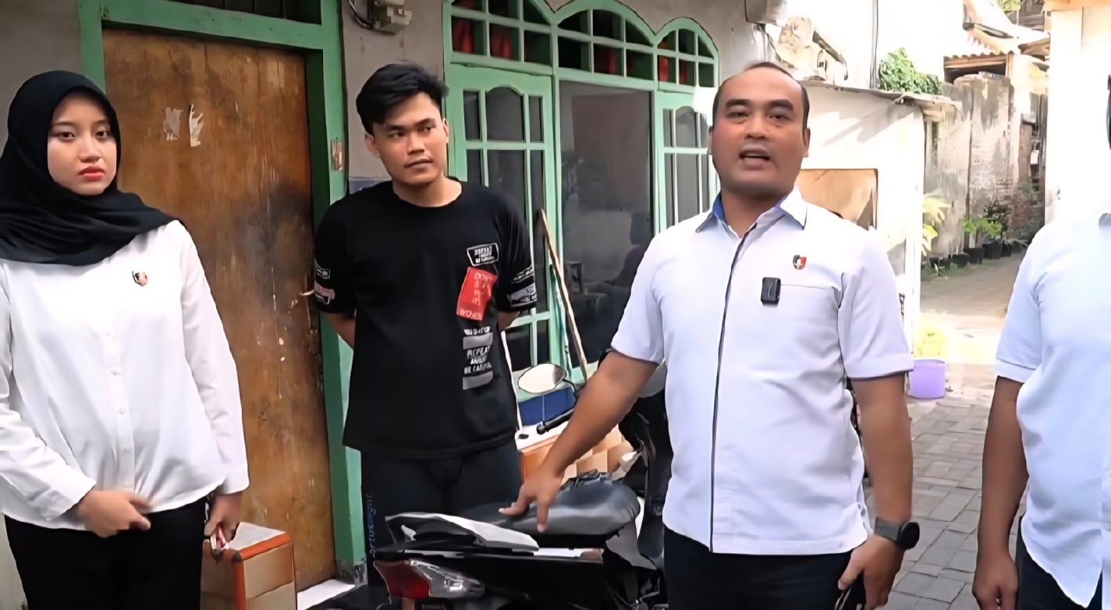 DIKEMBALIKAN : Motor milik Ridwan warga Jalan Kepatihan, Surabaya, dikembalikan Unit Resmob Satreskrim Polrestabes Surabaya usai hilang dicuri pelaku curanmor. (IST/RADAR SURABAYA)