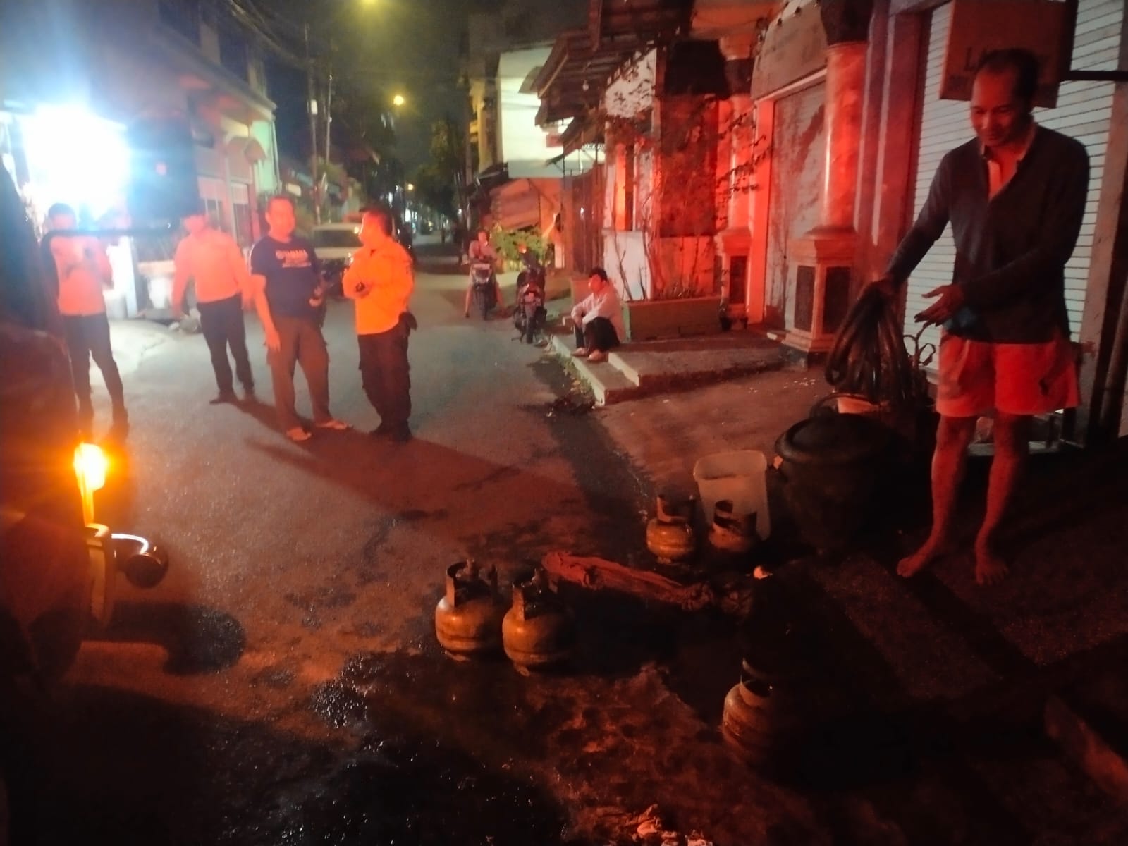 HANGUS : Tabung gas saat dikeluarkan dari warung di Jalan Karangrejo Sawah, Surabaya. Diduga api berasal dari kompor dan tabung gas, dua mengalami orang luka bakar. (IST/RADAR SURABAYA)