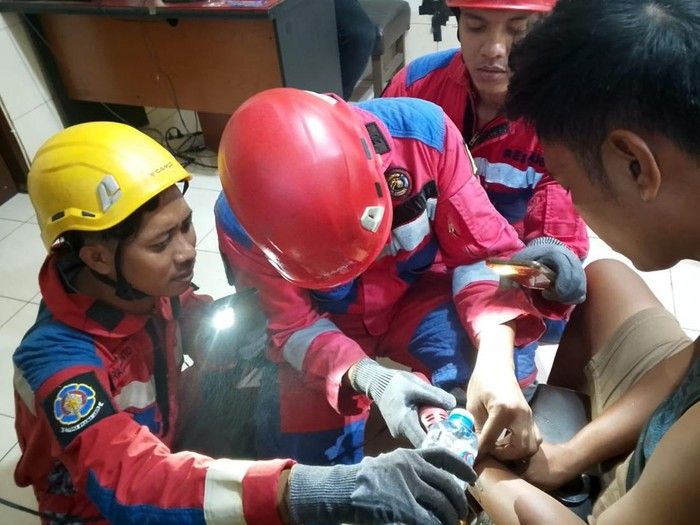 Petugas pemadam kebakaran (Damkar) Kota Surabaya dikerahkan untuk membantu proses pelepasan borgol yang macet pada seorang tahanan di Polsek Semampir.