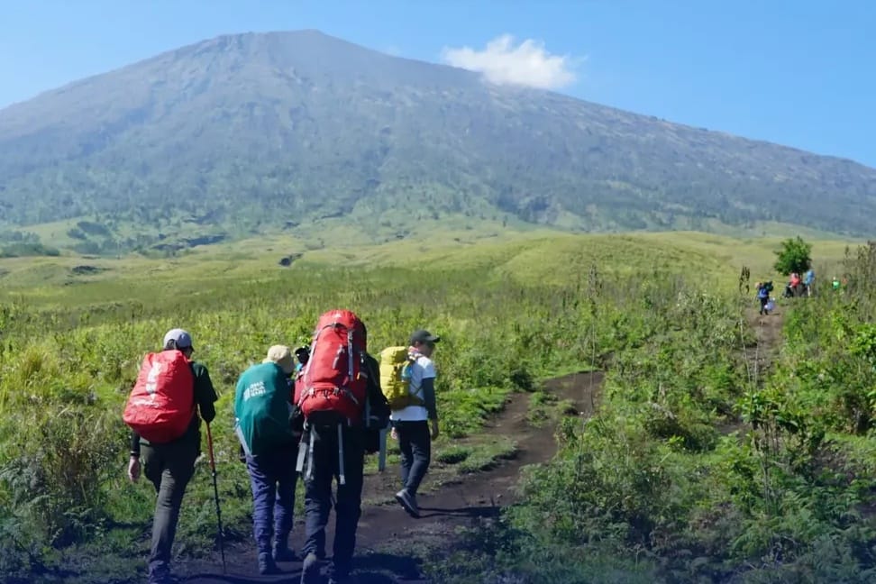 Seorang pendaki asal Swiss, Benedikt Emmenegger, 46, mengalami kecelakaan saat menuruni jalur ekstrem menuju Danau Segara Anak, Gunung Rinjani, Nusa Tenggara Barat, Rabu (16/7). Akibat cedera serius,