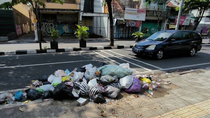 Trotoar di akses jalan menuju Jembatan Suramadu, tepatnya di kawasan Kedung Cowek, Surabaya, berubah fungsi menjadi lokasi pembuangan sampah liar.
