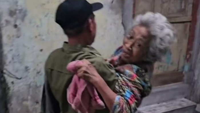 Siti Fatimah, 65, lansia warga Surabaya, diserahkan oleh keempat anaknya karena keterbatasan ekonomi dan tempat tinggal.