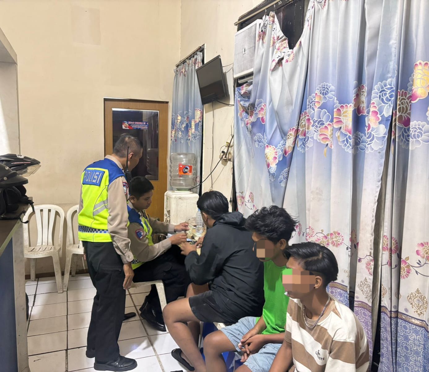 DIAMANKAN : Enam remaja terjaring patroli getar Tim Jogoboyo di Jalan Diponegoro, Surabaya. Mereka hendak balap liar dan diamankan ke Mapolsek Wonokromo. (IST/RADAR SURABAYA)