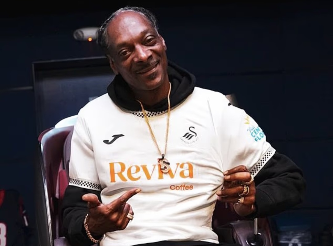 Snoop Dogg diumumkan sebagai investor mengejutkan dan salah satu pemilik klub Swansea City &mdash; hanya beberapa hari setelah menjadi model jersey mereka.