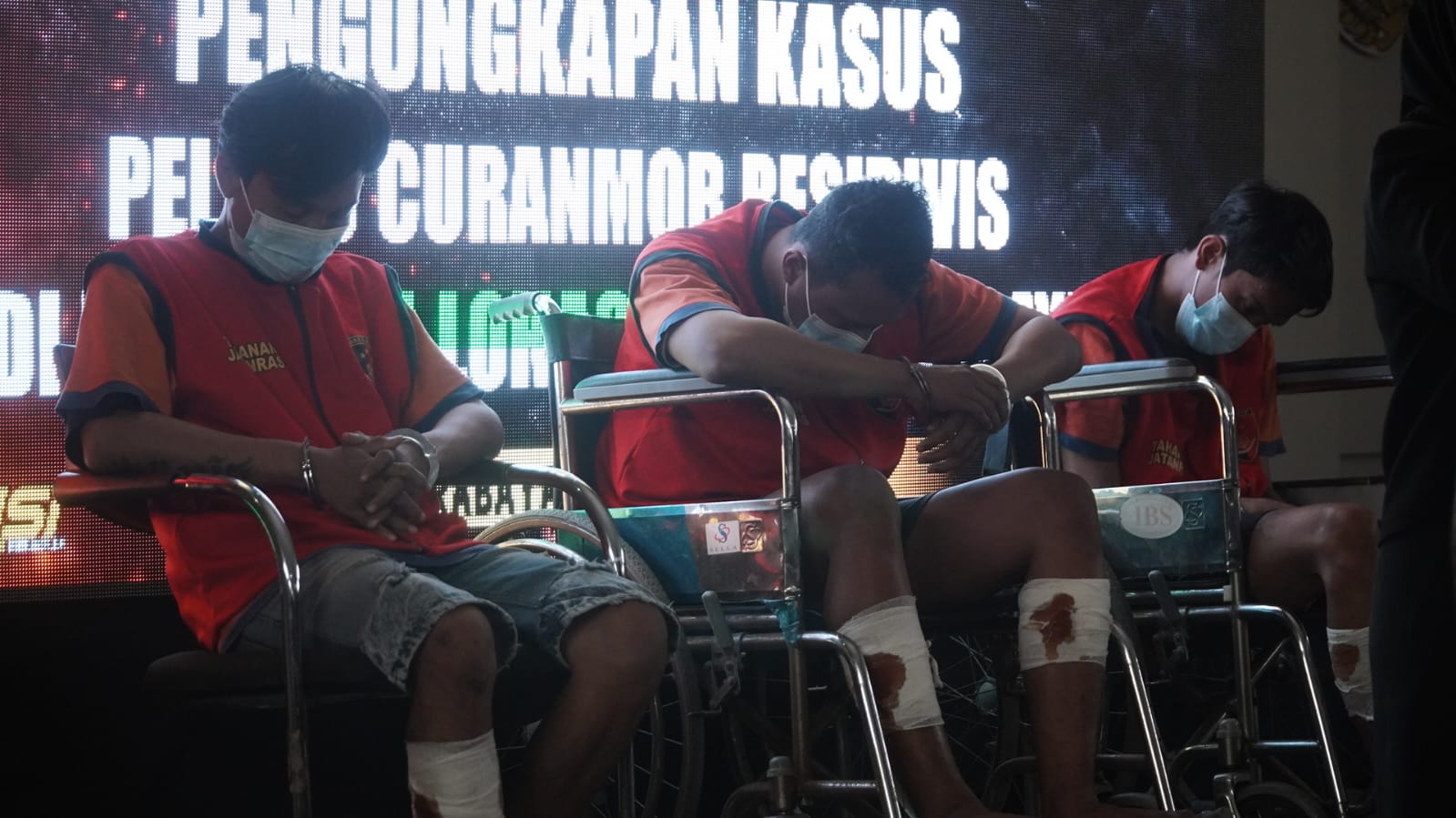 KESAKITAN : Tiga residivis curanmor ditembak kaki oleh Satreskrim Polrestabes Surabaya. Mereka mengaku beraksi di 10 TKP. (IST/RADAR SURABAYA)