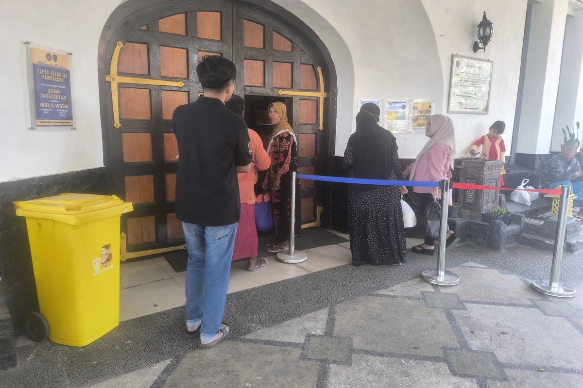 Dugaan praktik penyewaan bilik asmara di Lembaga Pemasyarakatan (Lapas) Kelas IIA Pamekasan mencuat ke publik setelah seorang istri narapidana, berinisial ST, mengungkap pengalaman pribadinya.