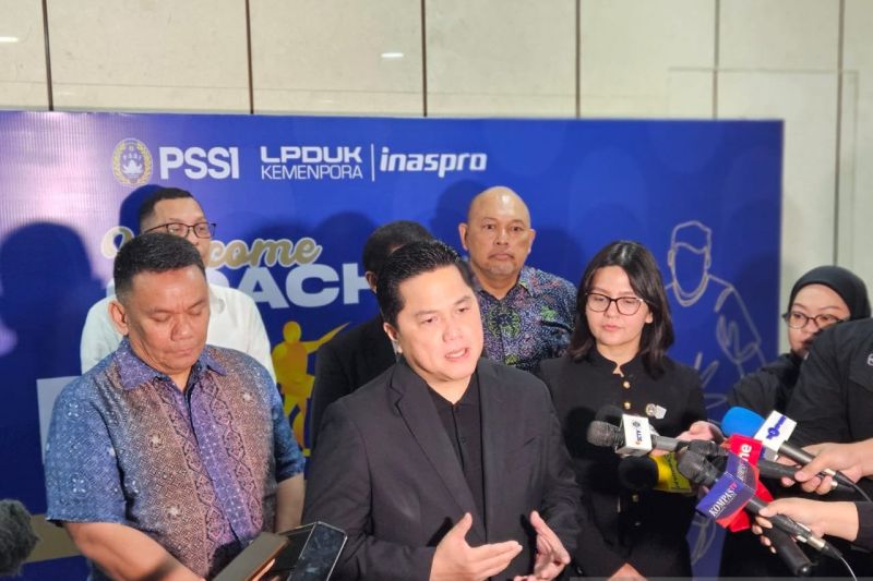 Ketua Umum PSSI Erick Thohir menghadiri kegiatan National Coaching Conference 2025, di Jakarta International Stadium, Jakarta, Jumat (18/7/2025). (ANTARA/RAUF ADIPATI)