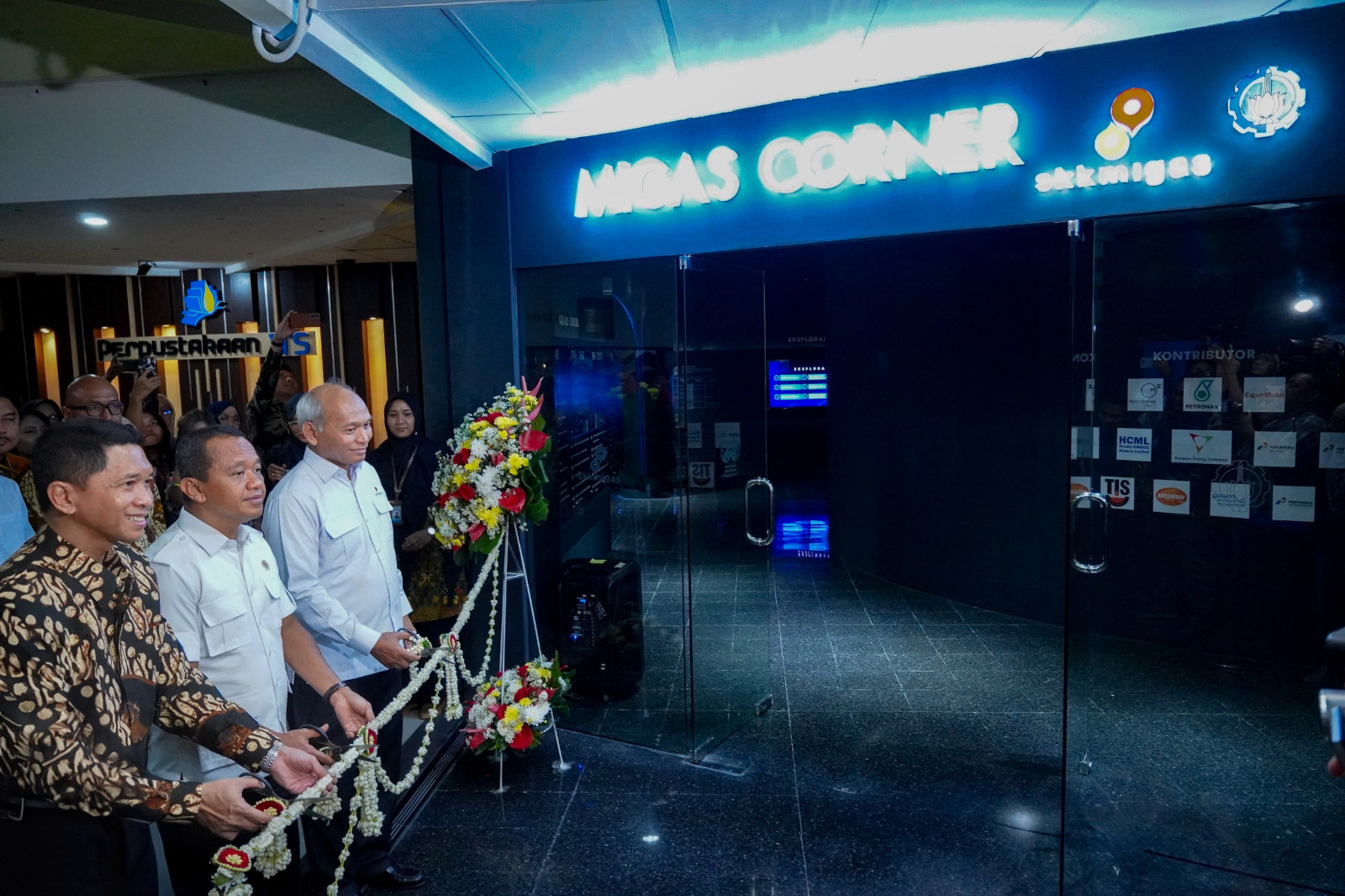 Menteri ESDM Bahlil Lahadalia bersama Rektor ITS Bambang Pramujati saat meresmikan Migas Corner ITS yang dikonsep dalam metaverse, Kamis (17/7).
