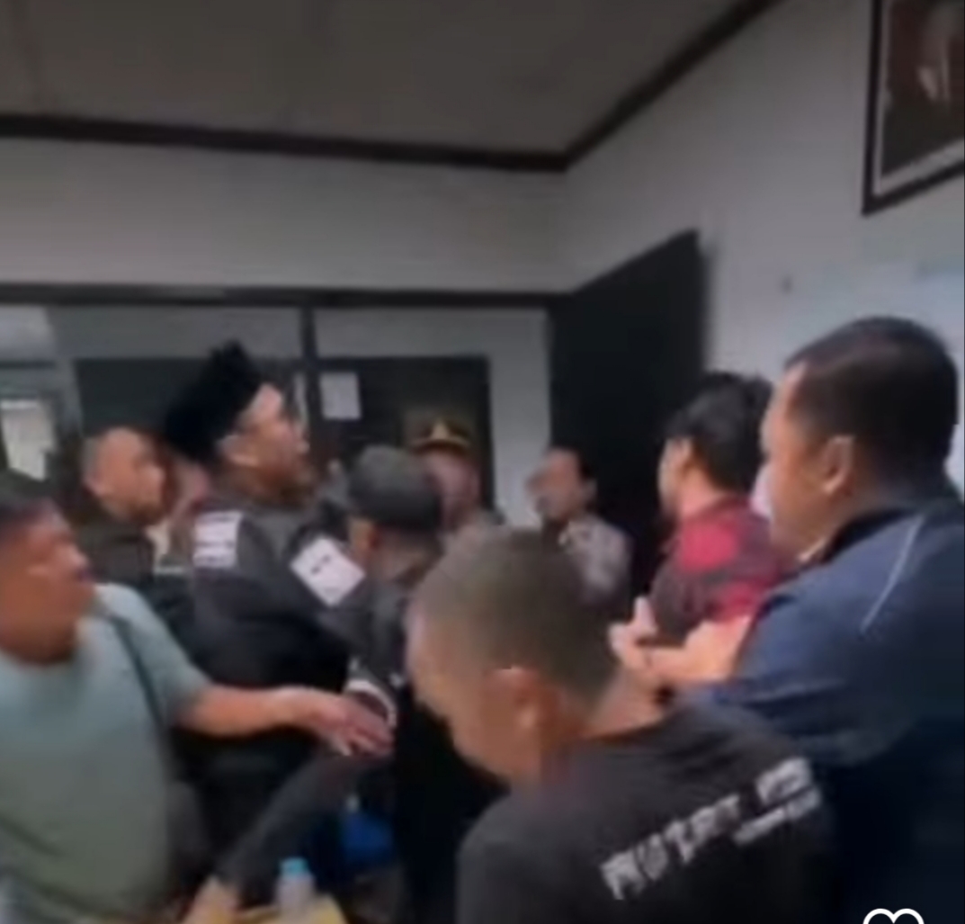 Tangkapan gambar dari video viral pegawai finance saat dibawa keluar ruangan oleh salah satu ormas di Surabaya. (IST)