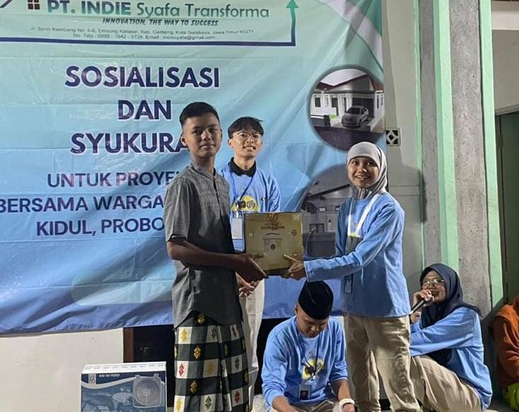 KEBERSAMAAN: Direktur Utama, Sadiah menyerahkan doorprize kepada salah satu warga dalam acara sosialisasi dan syukuran Pembukaan Proyek Perumahan BSU.