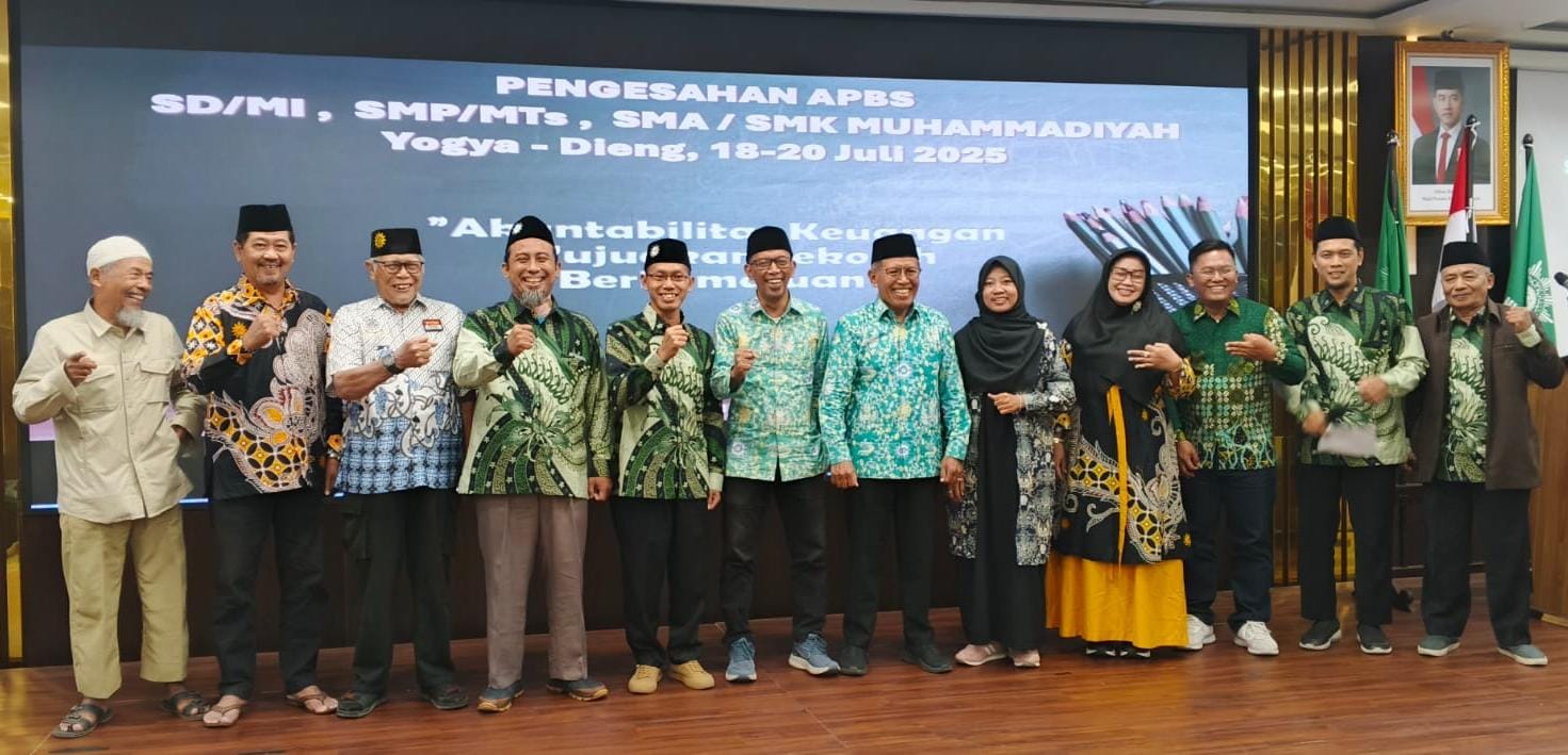 INSPIRASI: Drs Supriyanto (dua dari kiri) bersama perwakilan sekolah dalam acara pengesahan APBS Tahun 2025 yang diselenggarakan pada 18&ndash;20 Juli 2025 di SM Tower Yogyakarta.