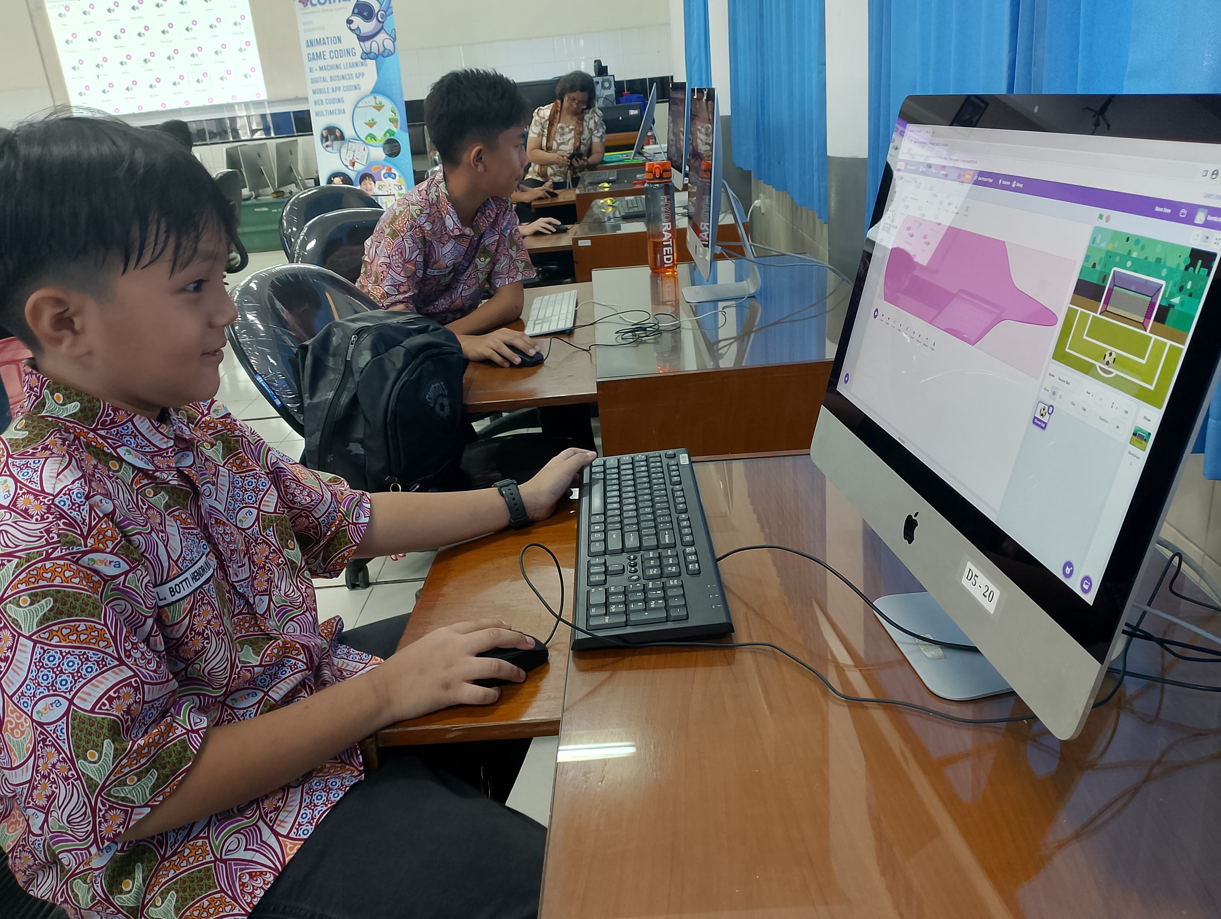 SAATNYA ANAK JADI KREATOR: Dengan semangat, peserta belajar membuat animasi digital, melatih imajinasi dan logika sejak dini.