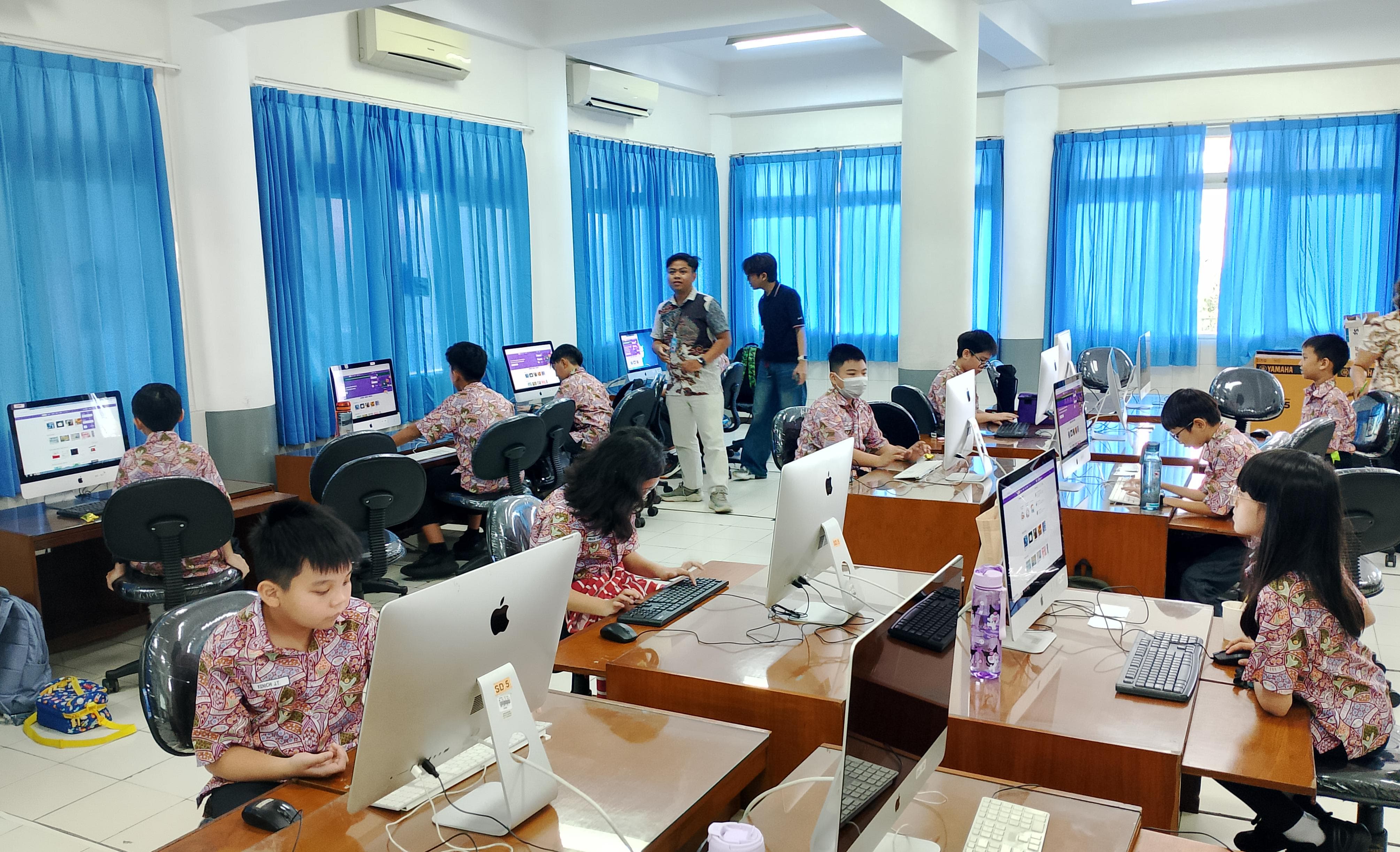 BUKAN SEKADAR KLIK DAN KETIK: Suasana tampak aktif, anak-anak fokus dan kreativitas mengalir dalam pembelajaran berbasis digital.