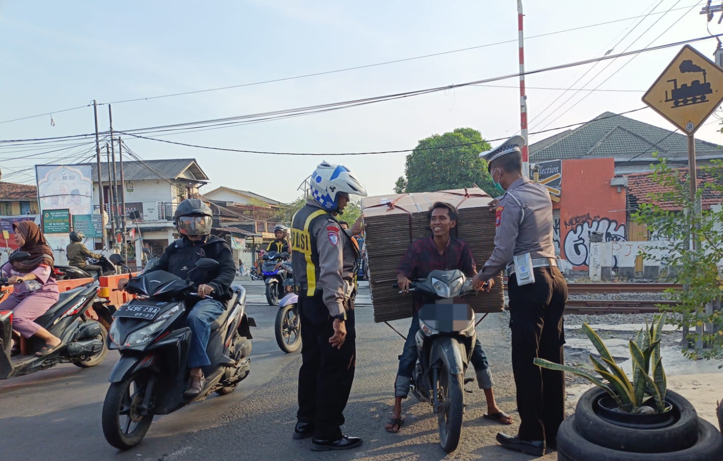 DITINDAK : Polres Pelabuhan Tanjung Perak melaksanakan Operasi Patuh Semeru 2025. Sebanyak 1.370 pelanggar ditindak terutama pelanggaran kasat mata. (IST/RADAR SURABAYA)