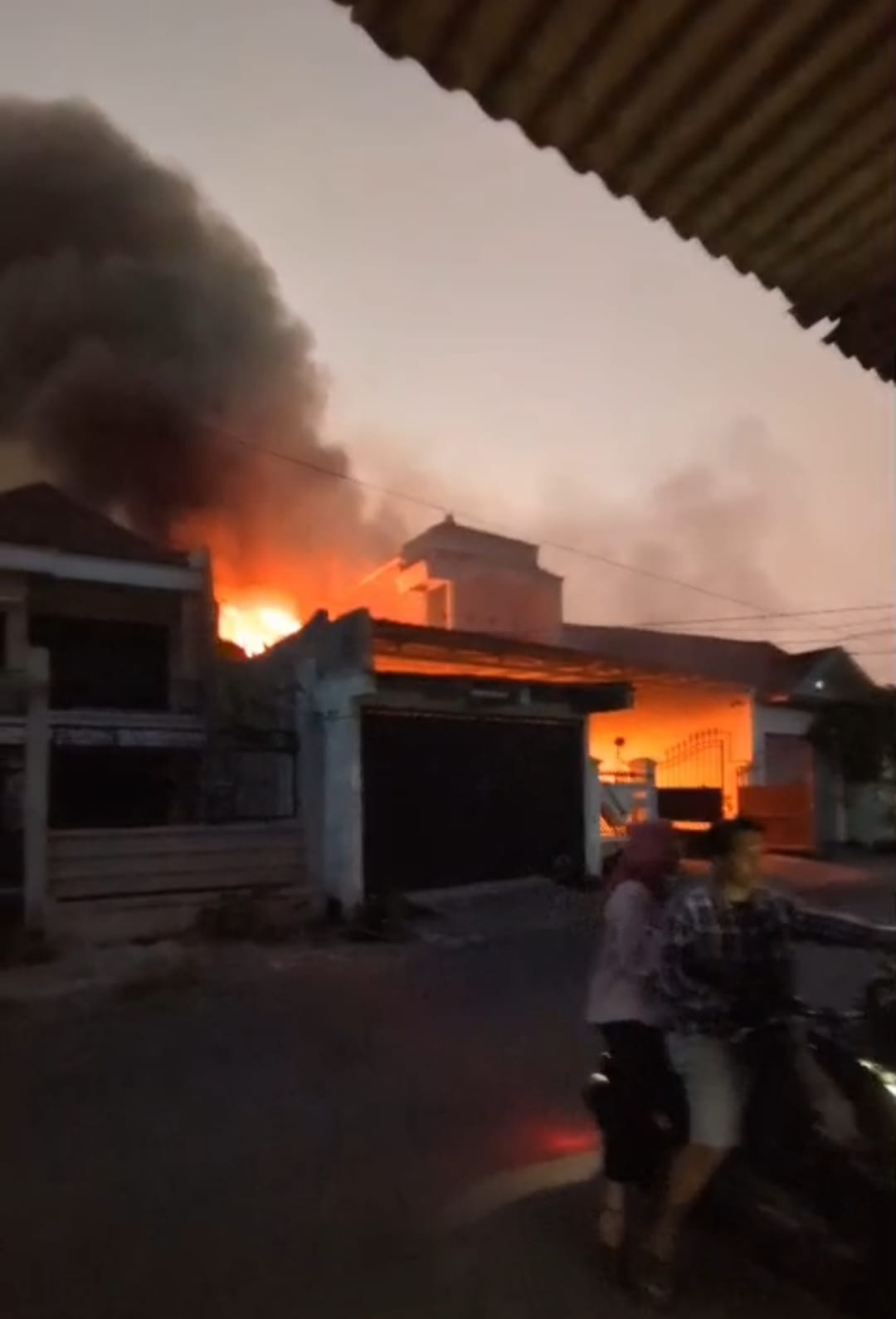 PANIK : Sebuah rumah di Jalan Wonoayu, Rungkut, Surabaya, milik pengusaha toko besi terbakar. Diduga korsleting listrik. (IST/RADAR SURABAYA)