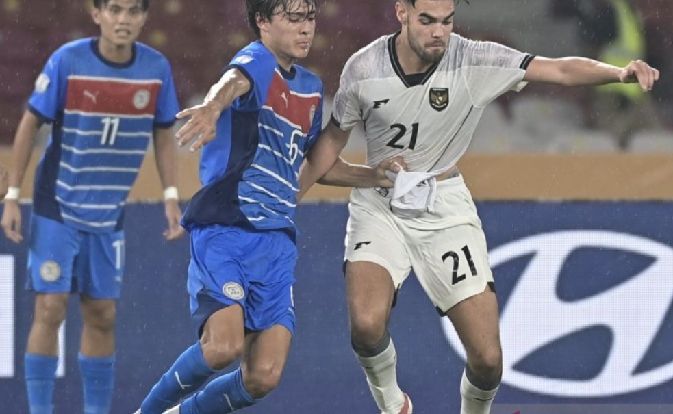 Jens Raven (kanan) sempat cetak gol tpi dianulir.