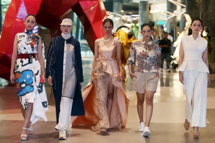 TREND FASHION: Sejumlah model berpose dengan mengenakan busana karya para desainer yang tergabung dalam Indonesia Fashion Chamber (IFC), dalam Surabaya Fashion Trend 2026 di Ciputra World Surabaya