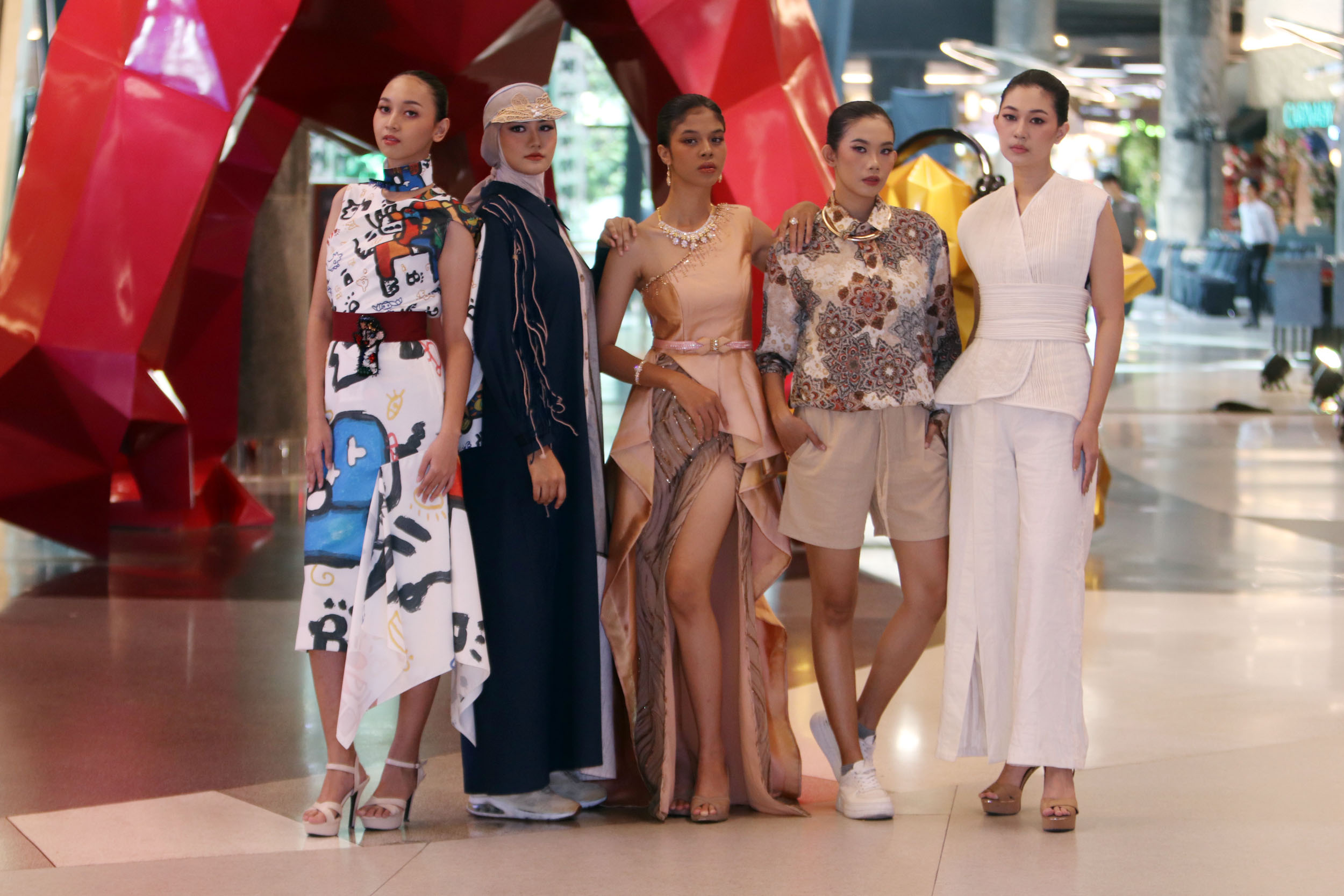 IS IT ART YET?: Sejumlah model berpose dengan mengenakan busana karya para desainer yang tergabung dalam IFC, dalam Surabaya Fashion Trend 2026 di Ciputra World Surabaya, Jumat (18/7).