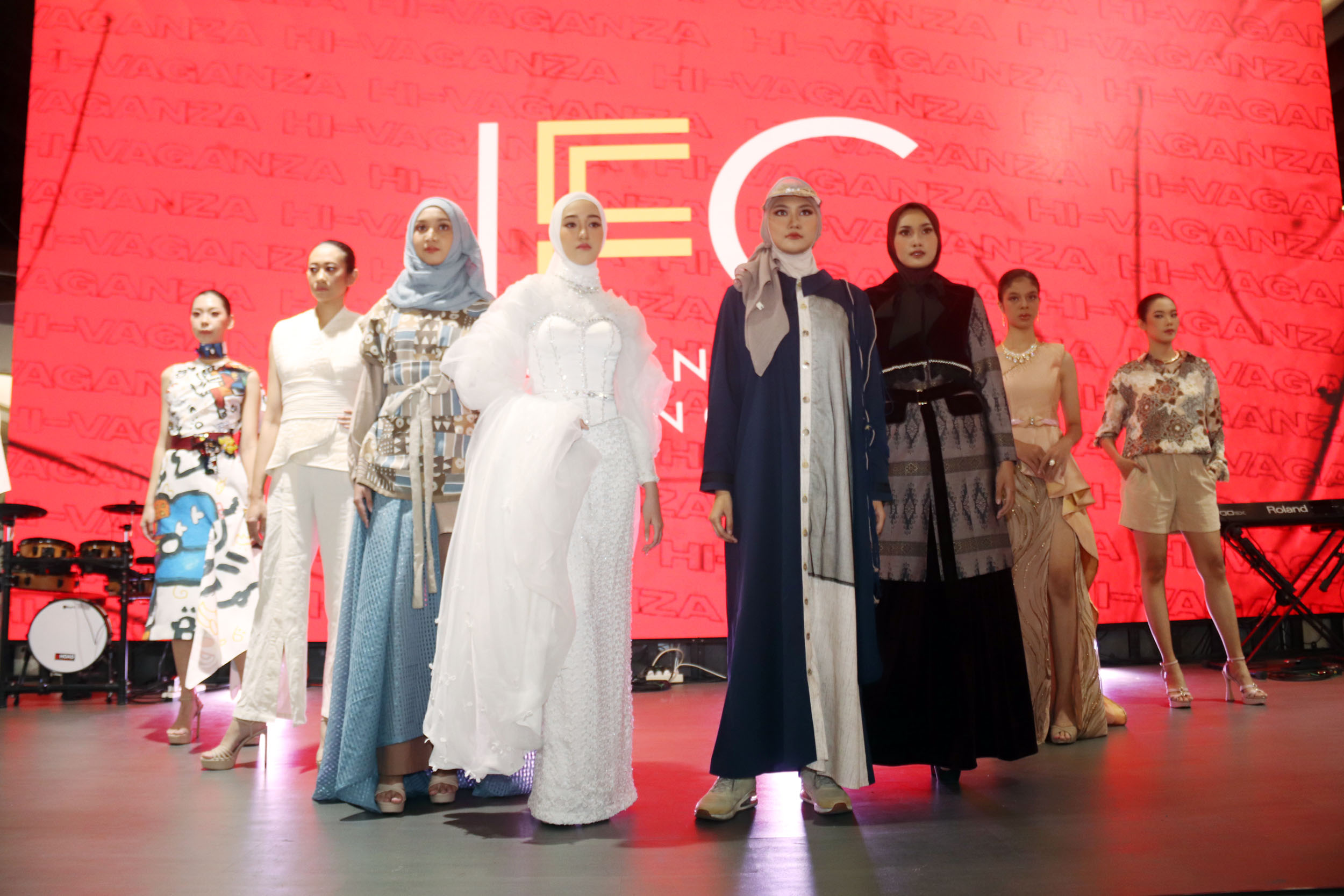 Para desainer yang menampilkan karyanya dalam Surabaya Fashion Trend 2026 mengangkat berbagai tema, termasuk isu lingkungan.