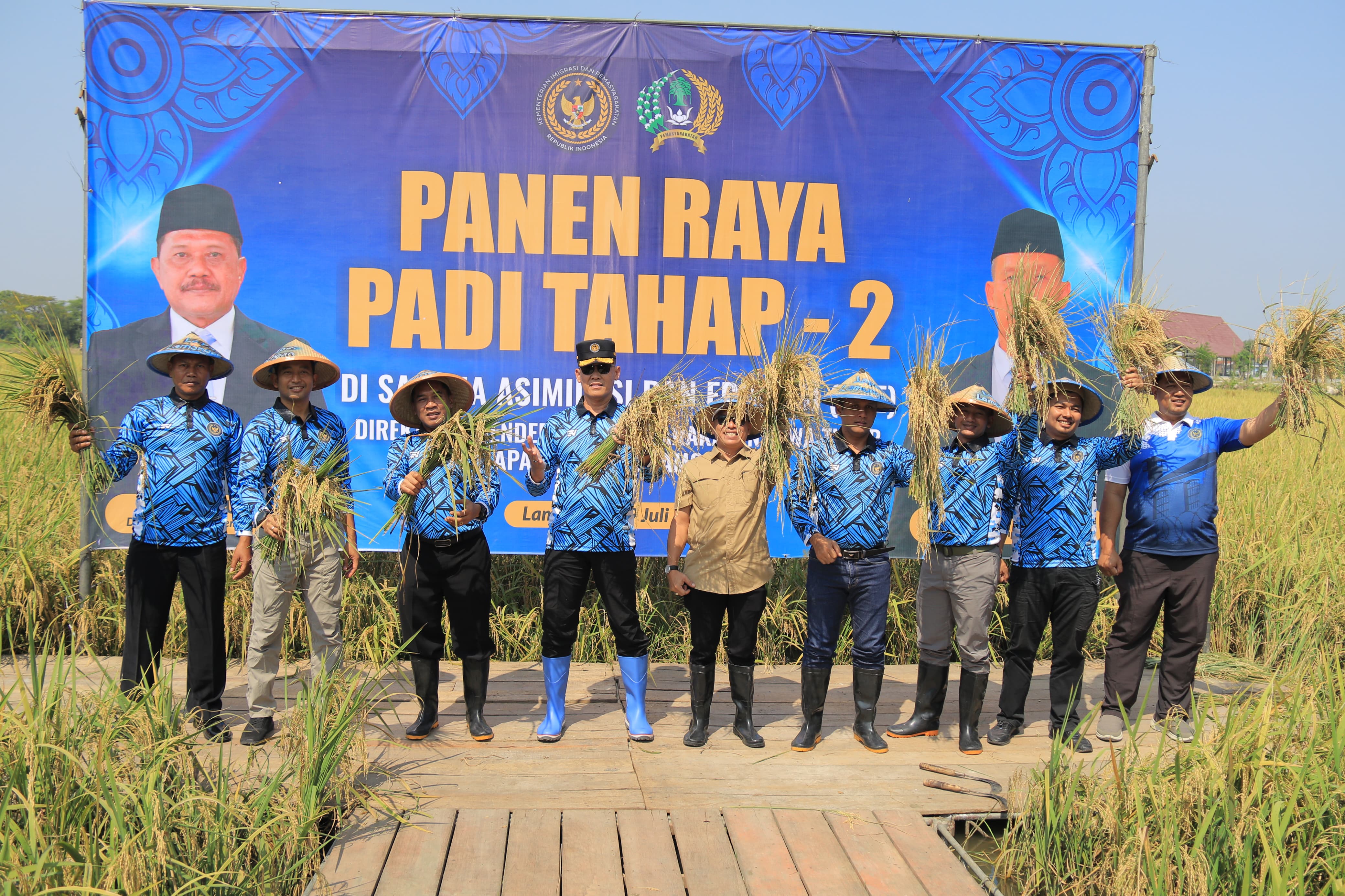 PANEN RAYA: Kepala Kantor Wilayah Ditjenpas Jawa Timur, Kadiyono (empat dari kiri) menghadiri kegiatan Panen Raya di Sarana Asimilasi dan Edukasi (SAE) milik Lapas Lamongan.