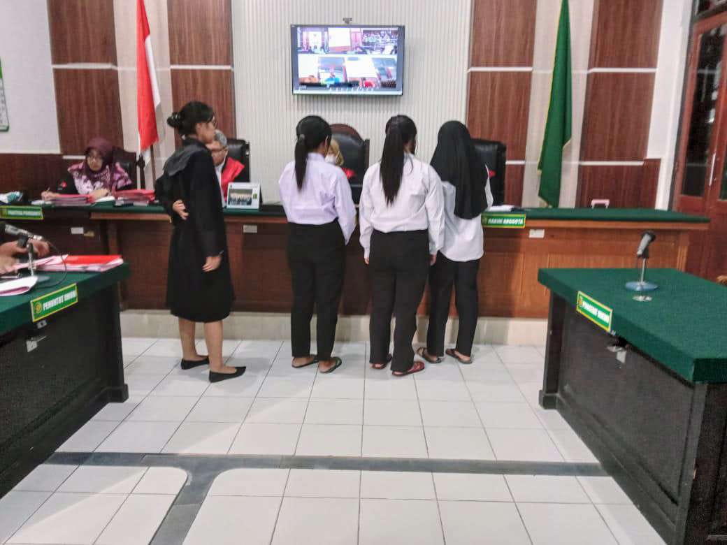 PERDANA : Tiga terdakwa investasi bodong CV Cuan Grup saat sidang di PN Surabaya. Mereka menawarkan arisan via WA grup. (SURYANTO/RADAR SURABAYA)
