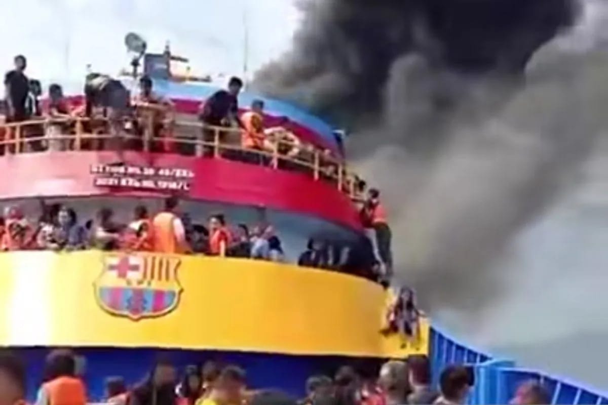 PANIK : Beberapa penumpang mencoba melompat ketika melihat kondisi KM Barcelona III yang terbakar di rute Talaud - Manado, Minggu (20/7). (ANTARA/RADAR SURABAYA)