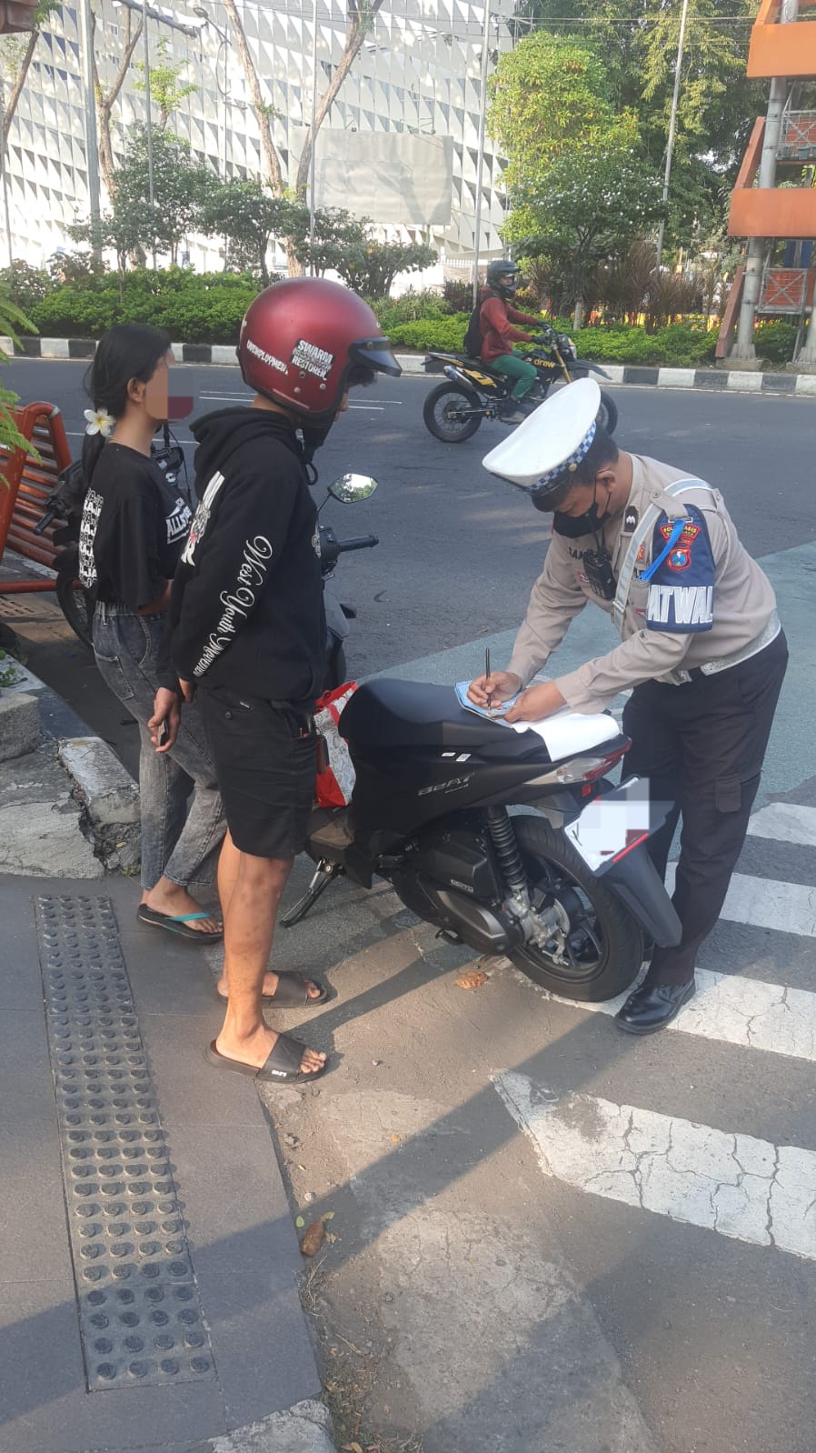TEGAS : Satlantas Polrestabes Surabaya selama enam hari pelaksanaan Operasi Patuh Semeru 2025, tercatat menilang 4.727 pengendara. (IST/RADAR SURABAYA)