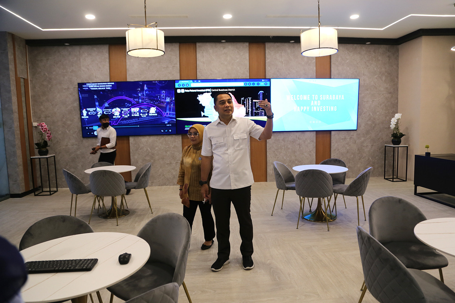 Wali Kota Surabaya Eri Cahyadi meninjau ruang perizinan usaha di Surabaya. (IST)